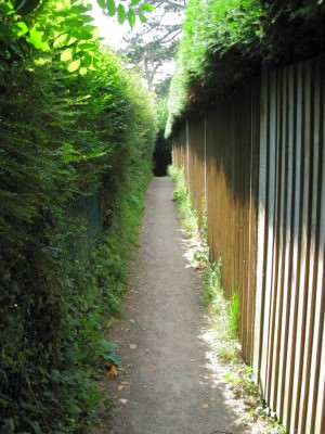 Footpath leading from the tunnel entrance to Deptford Lane 01.jpg