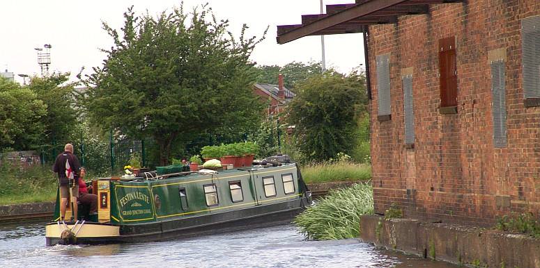N/B Festina Lente passing derelict warehouses at the Hogarth Industrial Estate, Old Oak