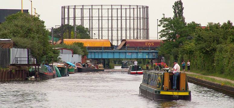 I wonder who was the first person ever to reach North Pole? The first boats definitely did in 1801!