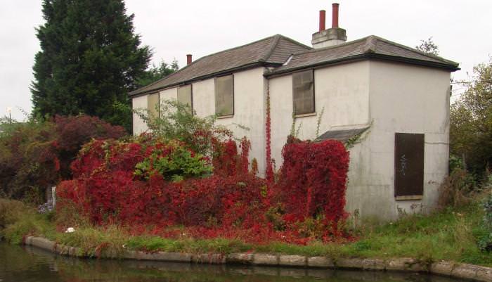 The junction house at Bulls Bridge has been derelict for many years even though its grounds are still used as wharfage by BW