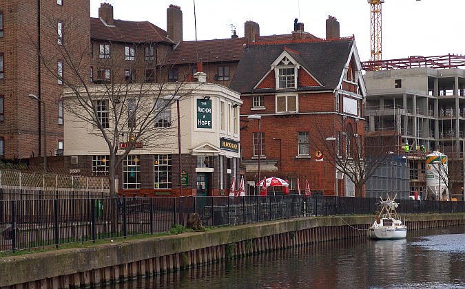 The Anchor and Hope at Clapton - old pictures show the river environment completely different to today - there were side cuts and plenty of hire skiffs etc in its Victorian Heyday DSC03377.jpg