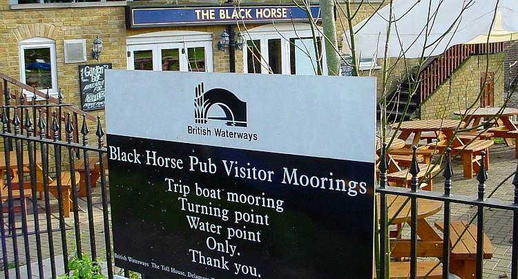The Black Horse Pub at Greenford has visitor moorings and a water point