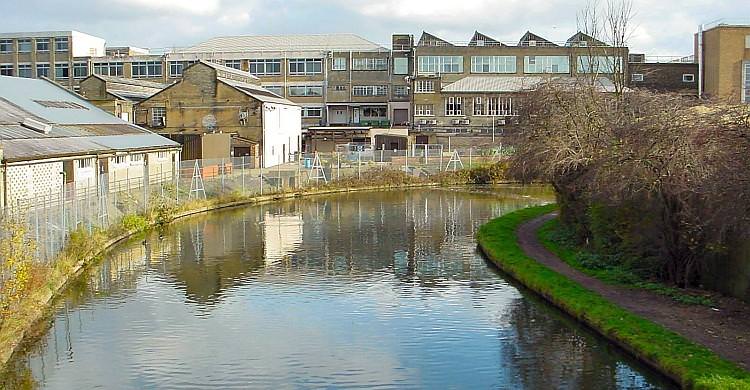 The canal turns sharply to head towards London by the Glaxo complex at Greendford