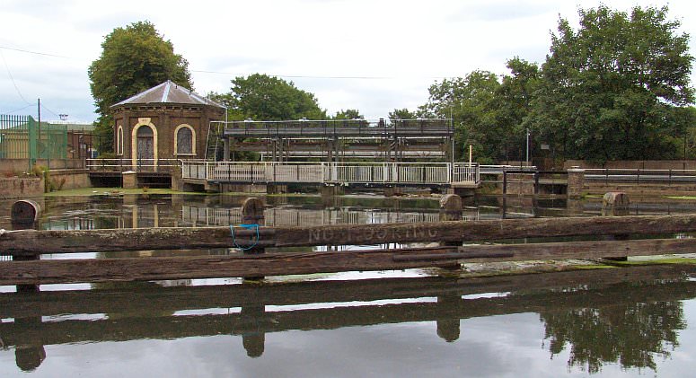 The weir at Lea Bridge where the River Lea and the Lee Navigation separate their ways southwards DSC09946.jpg