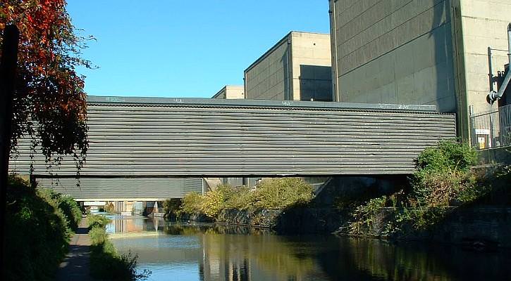 A slightly scruffy looking stretch of canal at Harlesden