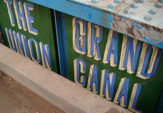 Mitre Bridge tries to make the Grand Union Canal sound big but nowadays road barriers have reduced the effect! DSCF0272.jpg