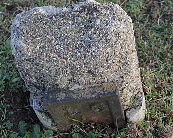 Lee Navigation (Lee Conservancy) milepost to the north of Ponders End locks IMG_3621.jpg