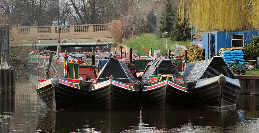 Plenty of narrowboats and working boats moored just below the locks at Ponders End IMG_3688.jpg