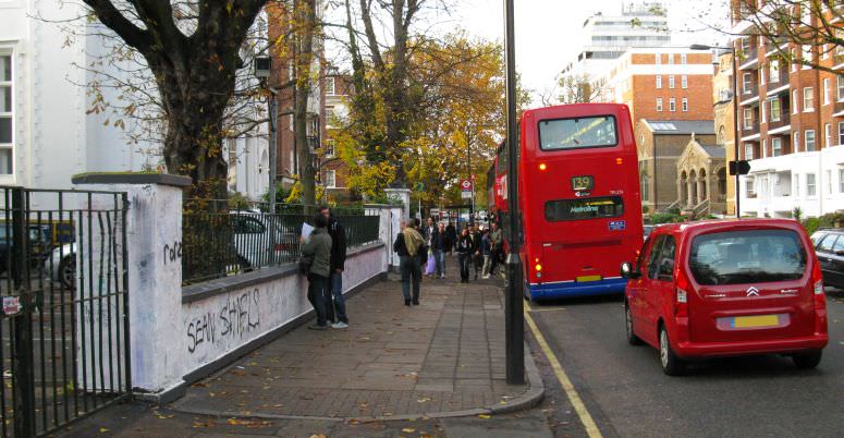 A 139 and a 189 arrive, with more visitors to Abbey Road