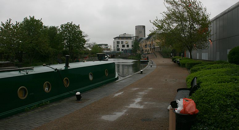 Kensal Green - Sainsbury's moorings provides an useful stop over for food and clothes IMG_9761.jpg