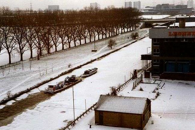 View from my office window in 1987 showing one of the distinctive 'reservoir' tugs towing a BW workboat through the ice Jan1987.jpg