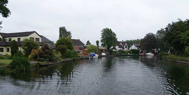 Attractive riverside houses at Broxbourne brox01.jpg