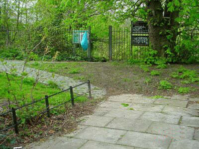 Access from road to canal gates at Dacres Wood