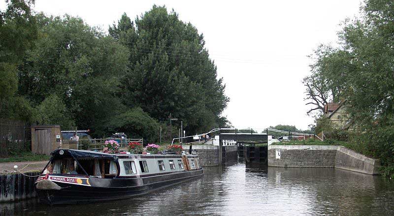 Fielde's Weir lock with the Hotel Boat Tranquil Rose's crew preparing lunch for its guests fielde04.jpg