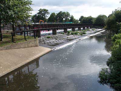 and this one is a view of the weir from the opposite bank of the Rivers Lea and Beane hert06.jpg