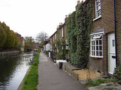 Hertford riverside houses looking west hert08.jpg
