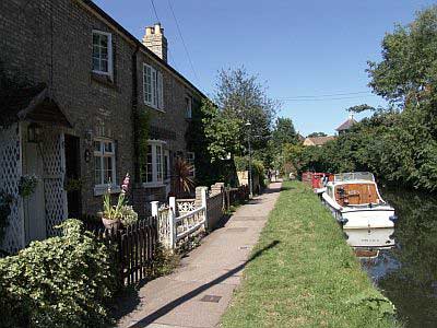 Hertford riverside houses looking east hert09.jpg