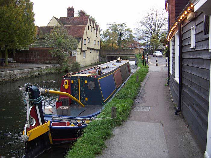 One can moor outside the Old Barge Inn, but it'll be busy in the summer hert10.jpg