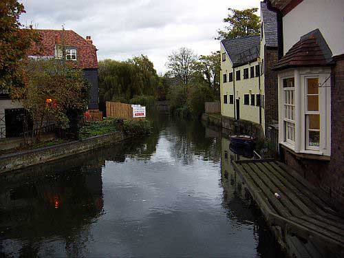 Right at the end one can moor by the pub hert14.jpg