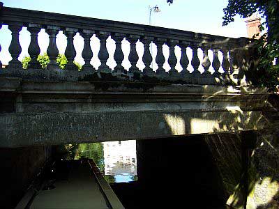 Its not easy to get a boat past Hertford Town bridge its too shallow! hert16.jpg