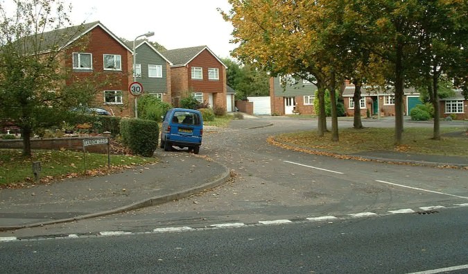 Rainbow Close follows the canal's alignment ls57.jpg