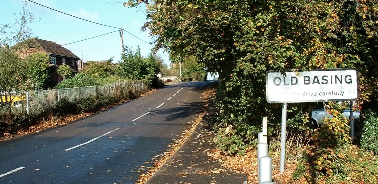 Old Basing - House on the left is built on canal route ls58.jpg