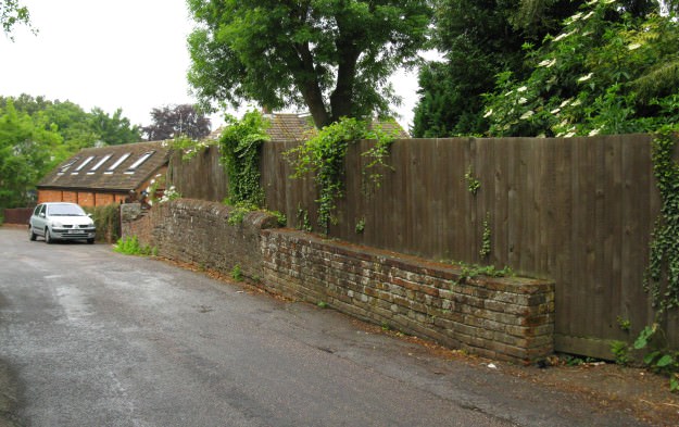 The parapet seen here on the right is all that is visible of Church Lane bridge, just off Milkingpen Lane ls64.jpg