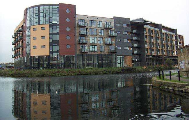 Junction with Hertford Union Canal in summer 2005 oldfd05.jpg